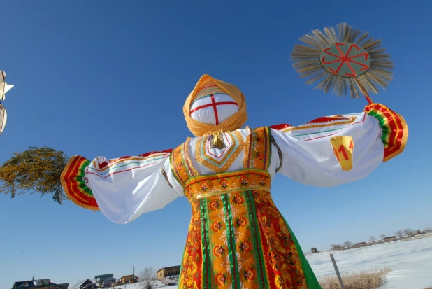 На "Сибирской масленице" выбрали лучшее чучело.