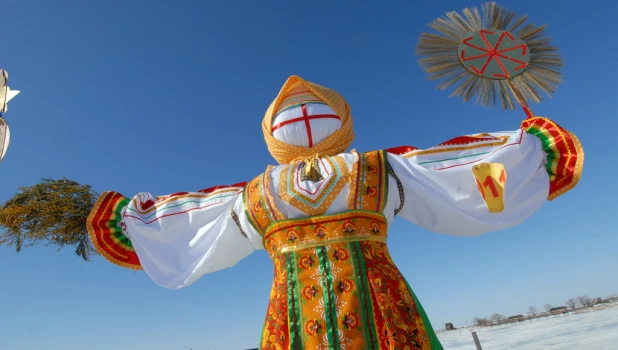 На "Сибирской масленице" выбрали лучшее чучело.
