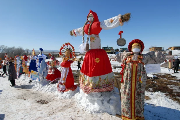 На "Сибирской масленице" выбрали лучшее чучело.