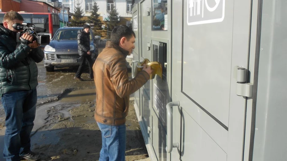 Пикет около платного туалета на площади Спартака.