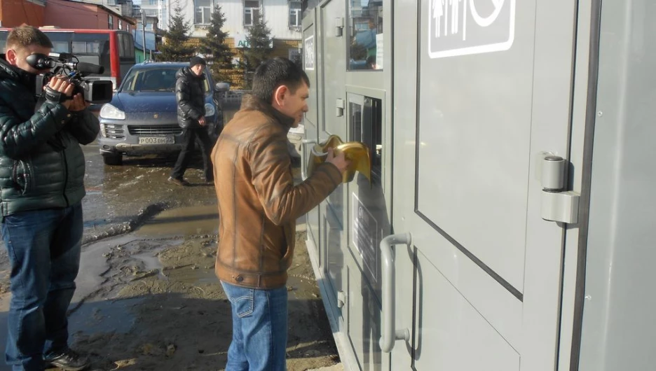 Пикет около платного туалета на площади Спартака.