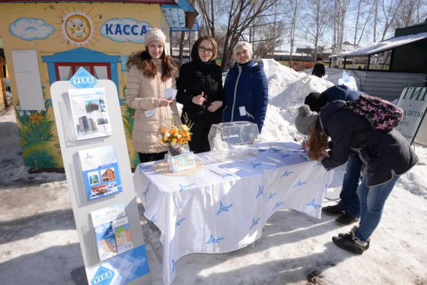 Барнаульцы отпраздновали широкую Масленицу.