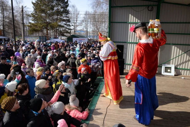 Барнаульцы отпраздновали широкую Масленицу.