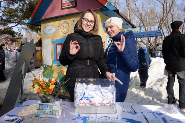 Барнаульцы отпраздновали широкую Масленицу.