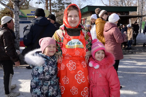 Барнаульцы отпраздновали широкую Масленицу.