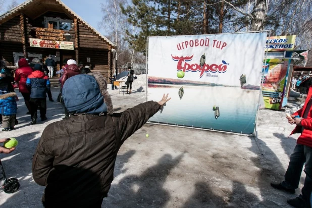 Барнаульцы отпраздновали широкую Масленицу.