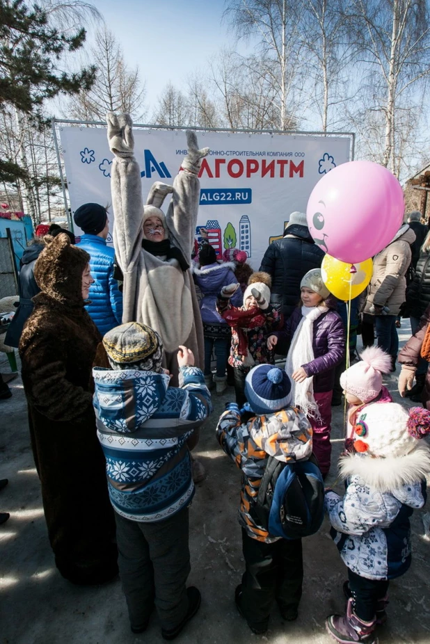 Барнаульцы отпраздновали широкую Масленицу.