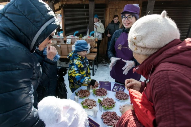 Барнаульцы отпраздновали широкую Масленицу.