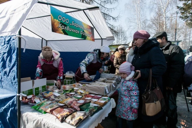 Барнаульцы отпраздновали широкую Масленицу.