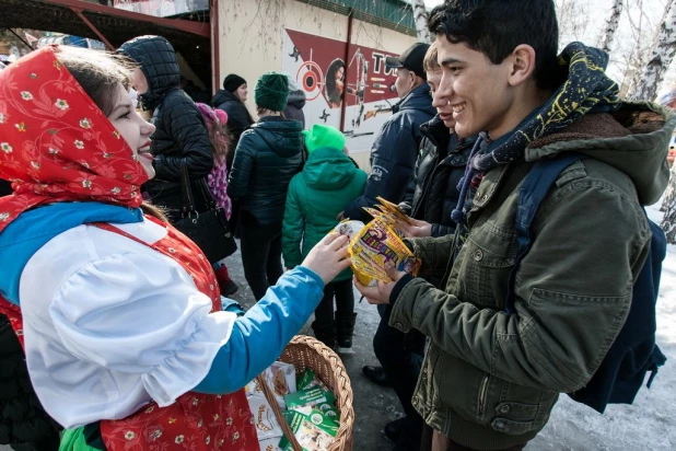 Барнаульцы отпраздновали широкую Масленицу.