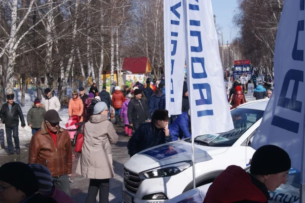 Барнаульцы отпраздновали широкую Масленицу.