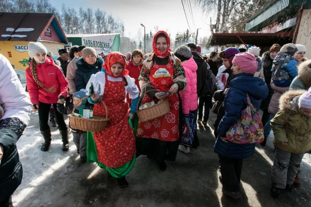 Барнаульцы отпраздновали широкую Масленицу.