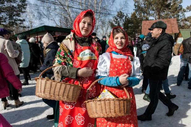 Барнаульцы отпраздновали широкую Масленицу.