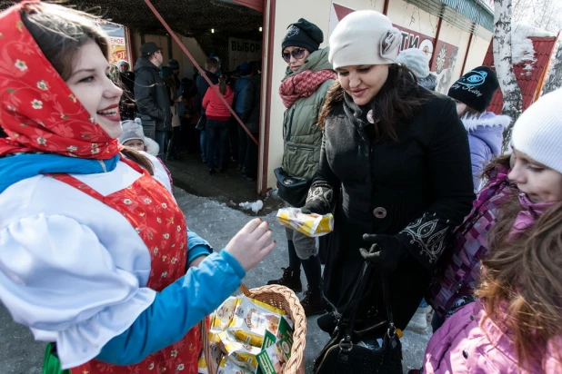 Барнаульцы отпраздновали широкую Масленицу.