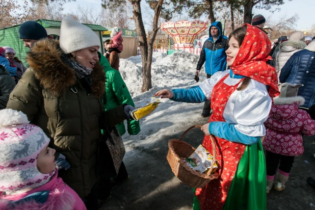 Барнаульцы отпраздновали широкую Масленицу.