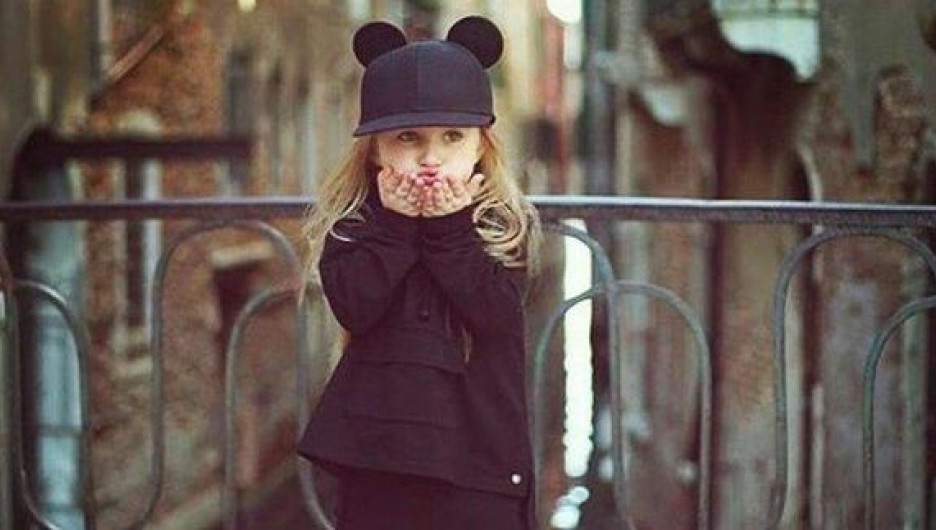 Модные в 2016 году шляпы демонстрируют дети.