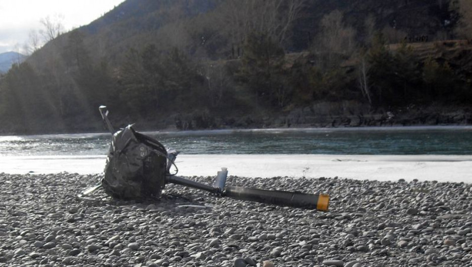 На Алтае рухнул частный вертолет на берег Катуни.