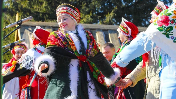 Солнечно, многолюдно и весело было на Масленице в Бийске.