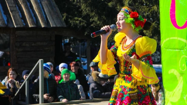 Солнечно, многолюдно и весело было на Масленице в Бийске.