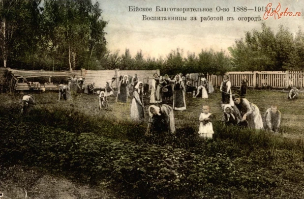 Бийск, 1913 год. Воспитанницы Бийского благотворительного общества.