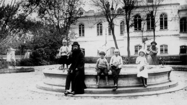 Бийск, 1900-1917. У фонтана Архиерейского дома.