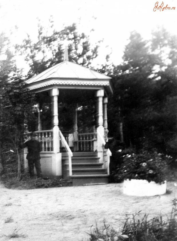 Бийск, 1914 год. Беседка в саду Бийского архиерейского дома.