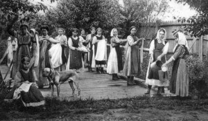 Бийск, 1913 год. Воспитанницы Бийского благотворительного общества за работой.