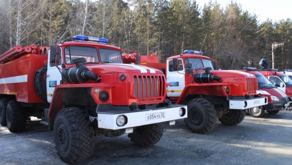 Барнаульские пожарные потушили импровизированное возгорание в бору.