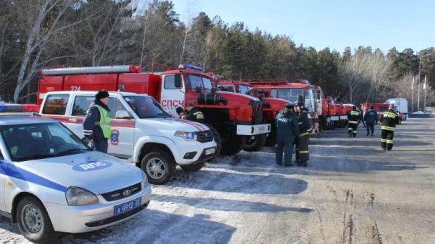 Барнаульские пожарные потушили импровизированное возгорание в бору.