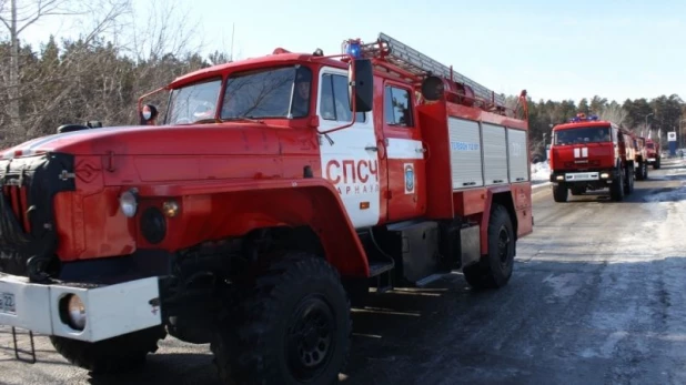 Барнаульские пожарные потушили импровизированное возгорание в бору.