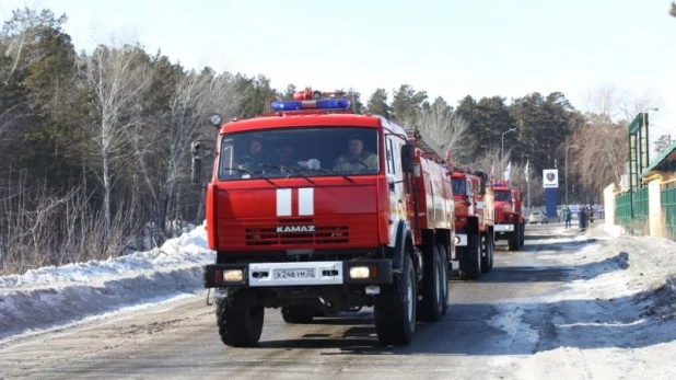 Барнаульские пожарные потушили импровизированное возгорание в бору.