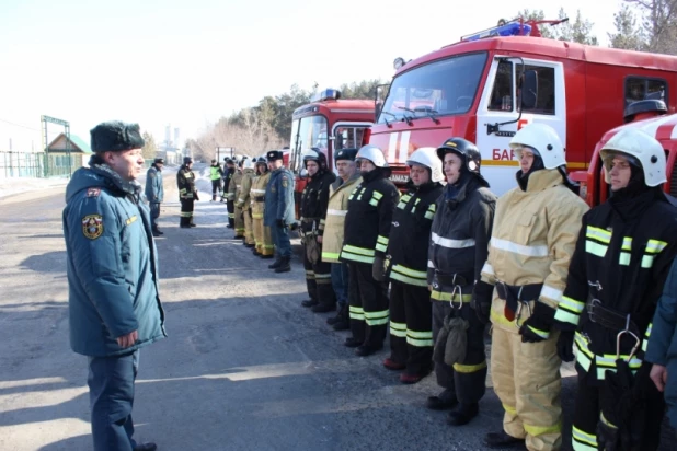 Барнаульские пожарные потушили импровизированное возгорание в бору.