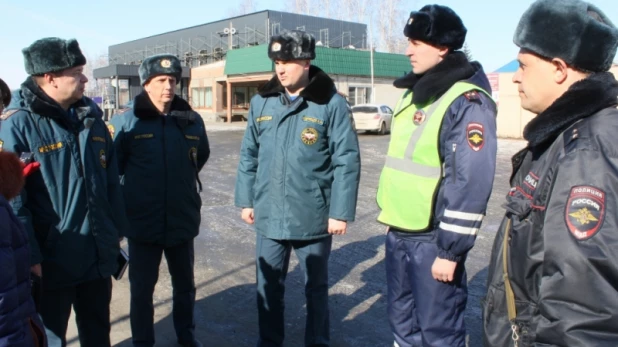 Барнаульские пожарные потушили импровизированное возгорание в бору.