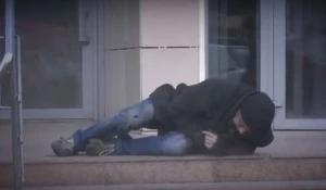 Социальный эксперимент: готовы ли барнаульцы помочь "бомжу".