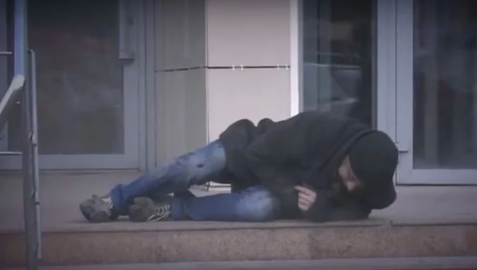 Социальный эксперимент: готовы ли барнаульцы помочь "бомжу".