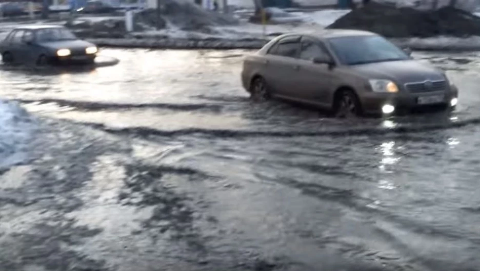 Огромная лужа в Новоалтайске