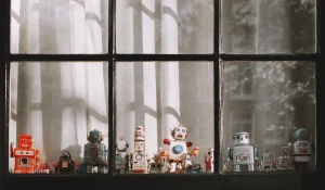 Роботы в окне.