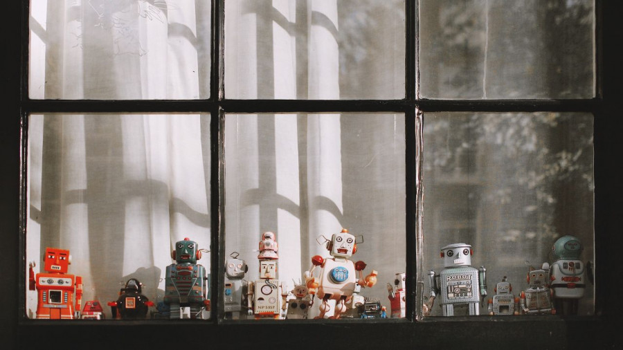 Роботы в окне.