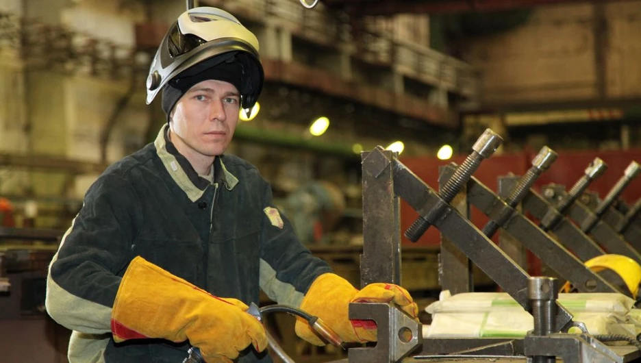 Владимир Щербаков трудится электрогазосварщиком специализированного цеха по ремонту коксохимического оборудования.