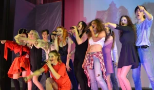 Студенты АГИК воссоздали клипы 1990-х.