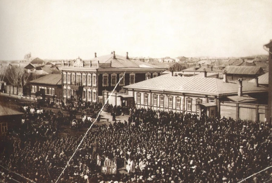 Соборная площадь ( ныне пл. Свободы) в Барнауле. Молебствие перед отправкой мобилизованных на фронт. 1914 год.