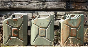 Канистра, бензин.