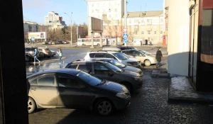 Барнаульцы жалуются на парковку у новой кофейни рядом с ЦУМом.