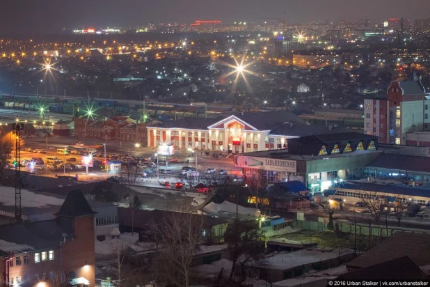 Вид на ночной Барнаул с крыш высоток.