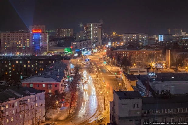 Вид на ночной Барнаул с крыш высоток.