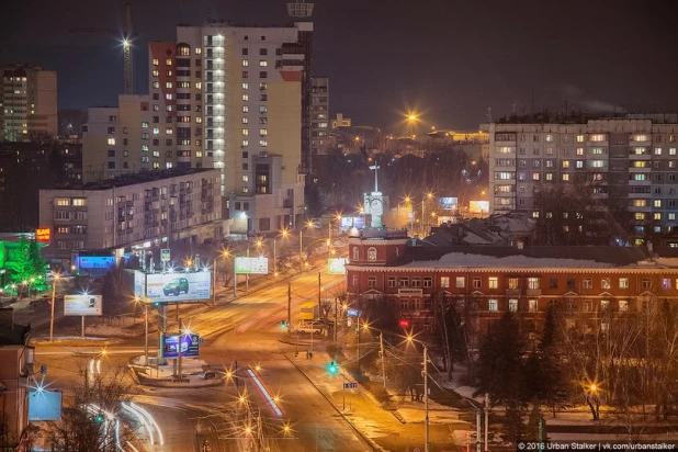 Вид на ночной Барнаул с крыш высоток.