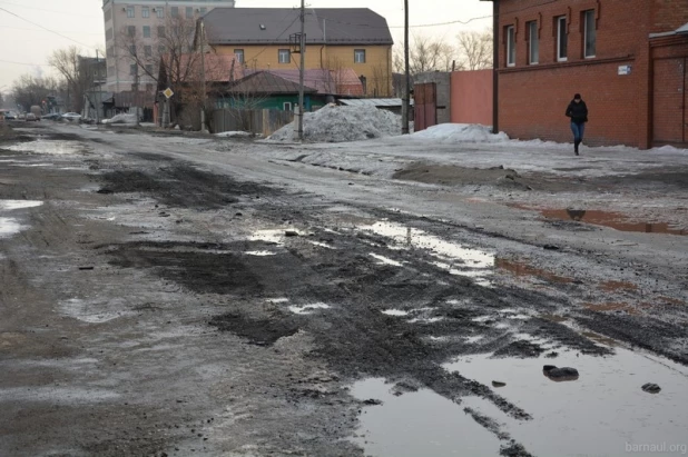 В Барнауле дорожники благоустраивают ул Гоголя.