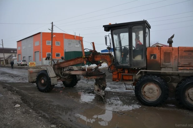 В Барнауле дорожники благоустраивают ул Гоголя.