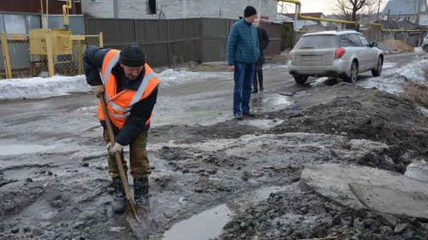 В Барнауле дорожники благоустраивают ул Гоголя.