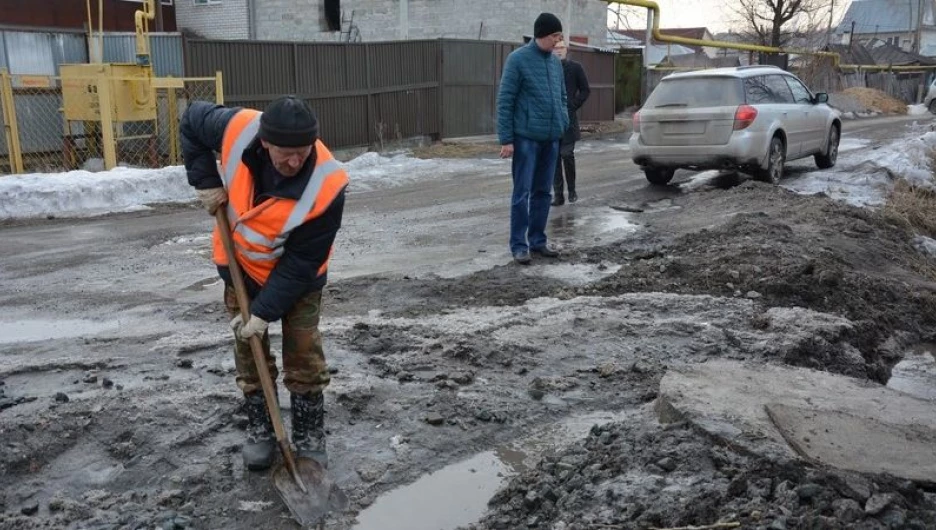 В Барнауле дорожники благоустраивают ул Гоголя.